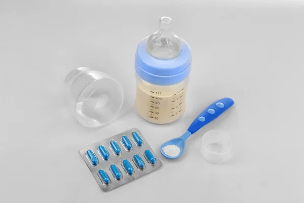 Bebek süt şişesi kaşık ile — Stok fotoğraf