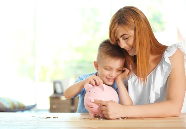 Sparkonzept Mutter Und Kleiner Junge Legen Münzen Sparschwein — Stockfoto