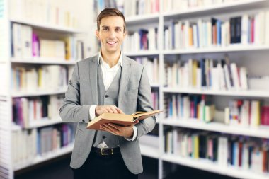 Kitaplı genç adam.