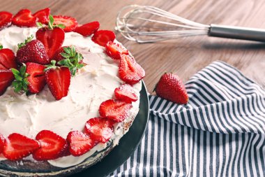 çilek ile dekore kek