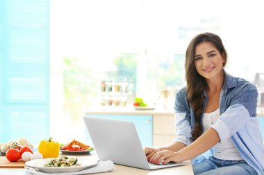 mutfak dizüstü bilgisayar ile kız