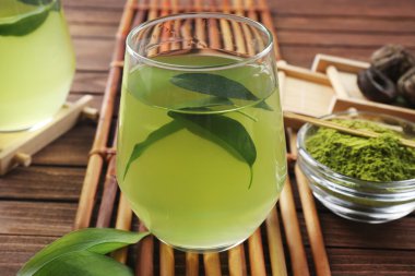 Gözlük ile taze matcha çay