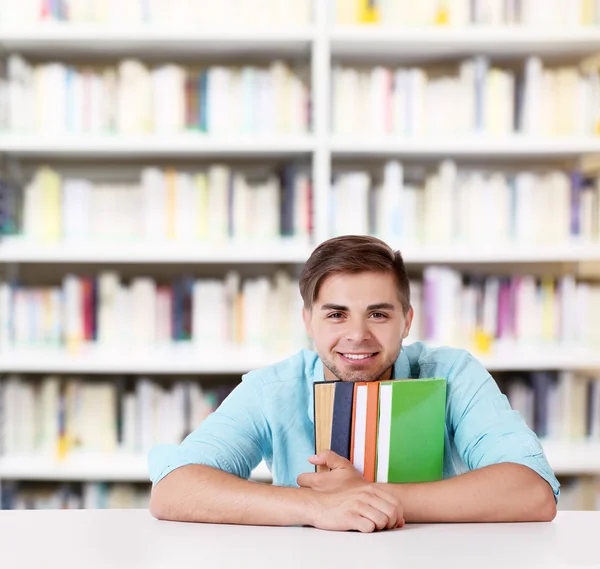 Junger Mann mit Büchern — Stockfoto