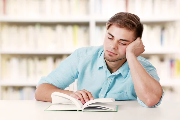 Jongeman met boek — Stockfoto