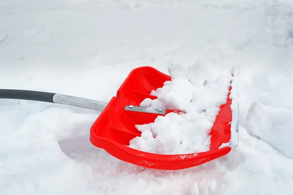 Красная лопата для уборки снега — стоковое фото