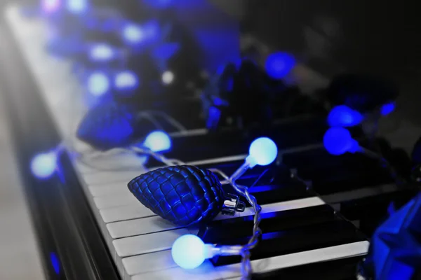 Noel süslemeleri ile piyano tuşları — Stok fotoğraf