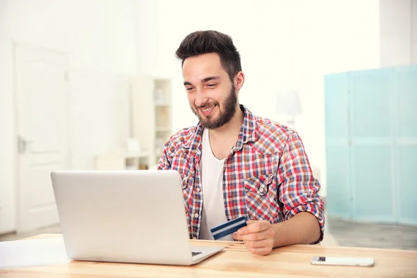 Människan online shopping — Stockfoto