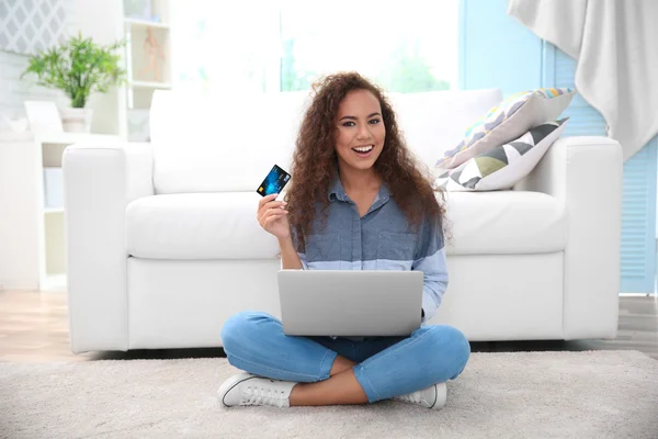 Jeune femme utilisant une carte de crédit — Photo