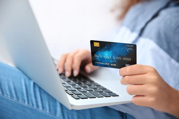 Händer med kreditkort — Stockfoto