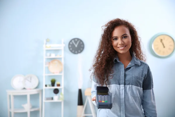 Mujer holding terminal bancaria — Foto de Stock