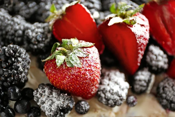 Торт украшен ягодами — стоковое фото