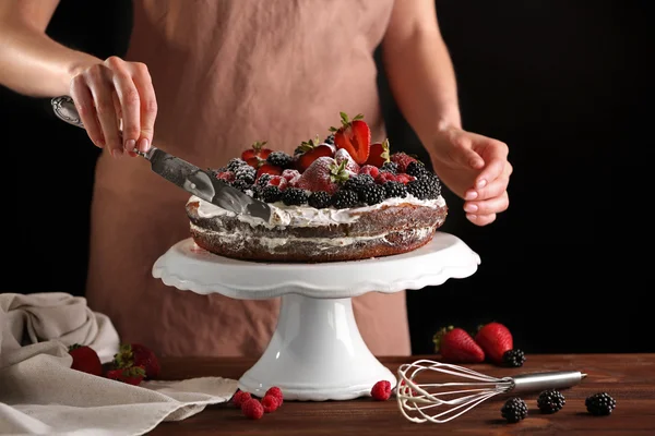 Donna decorazione dolce torta di frutta — Foto Stock