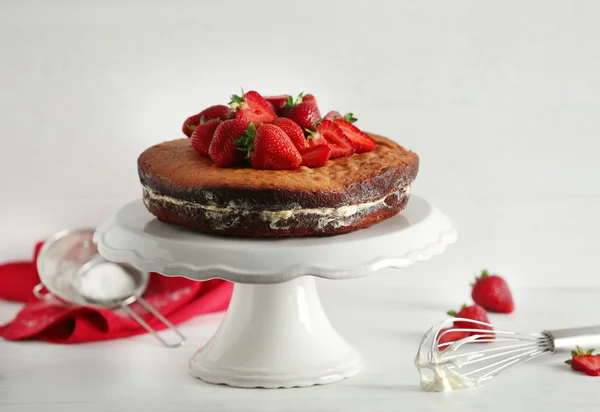 Kuchen mit Erdbeere dekoriert — Stockfoto