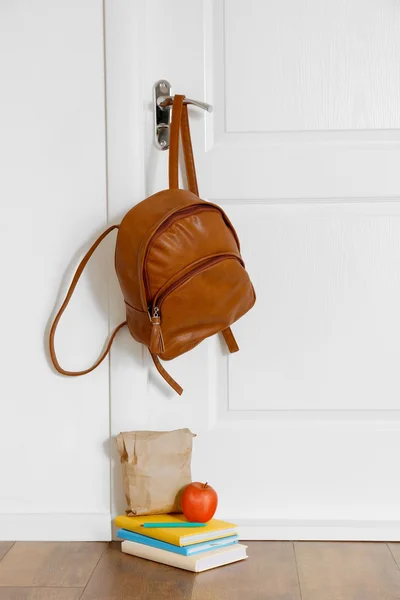 Schoolbag with lunch near door — Stock Photo, Image