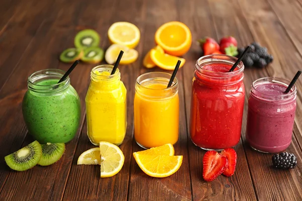 Refreshing fruit smoothie — Stock Photo, Image