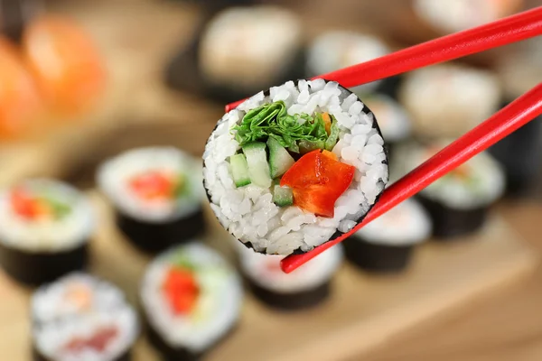 Sushi saboroso com pauzinhos — Fotografia de Stock