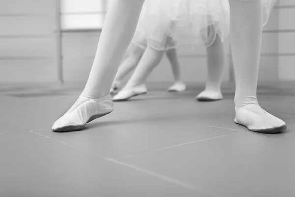 Kleine ballerina's staan in de rij — Stockfoto