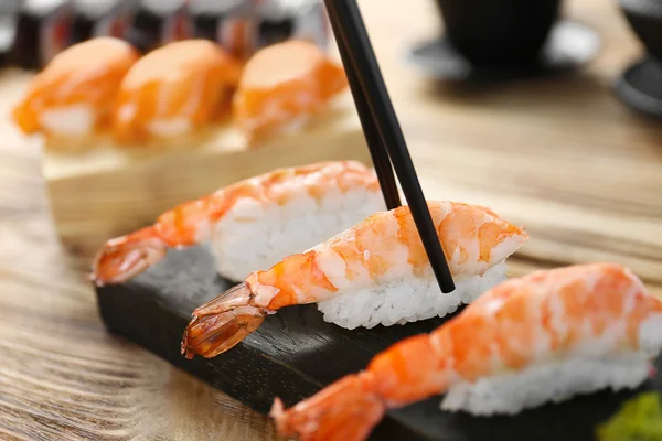 箸でおいしい寿司 — ストック写真
