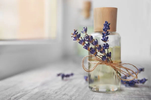 Botella de vidrio con aceite de spa — Foto de Stock