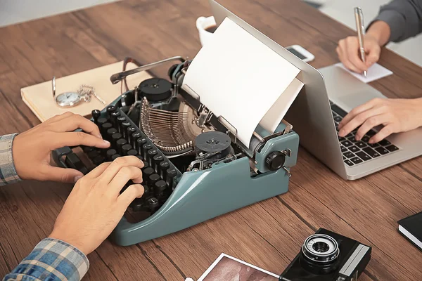 Oude schrijfmachine en laptop — Stockfoto