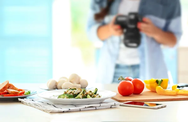 Placa con ensalada en la mesa —  Fotos de Stock