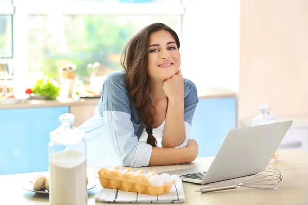 Schöne Mädchen in der Küche — Stockfoto