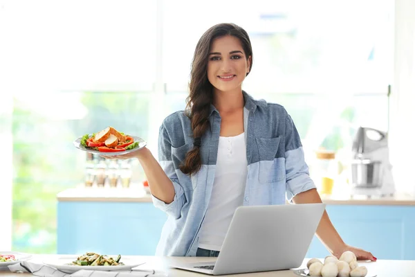 Menina bonita na cozinha — Fotografia de Stock