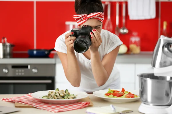 Menina fotografando alimentos — Fotografia de Stock