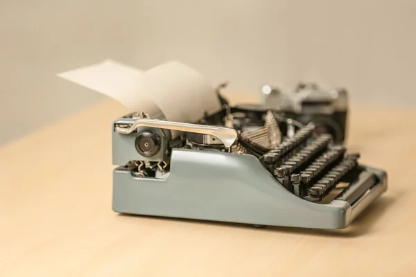 Retro schrijfmachine op houten tafel — Stockfoto