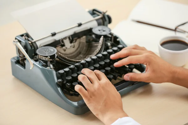 Uomo che lavora alla macchina da scrivere retrò — Foto Stock