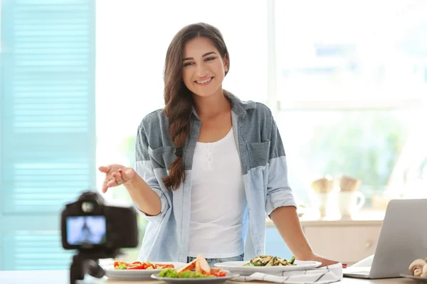 Menina gravação de vídeo — Fotografia de Stock