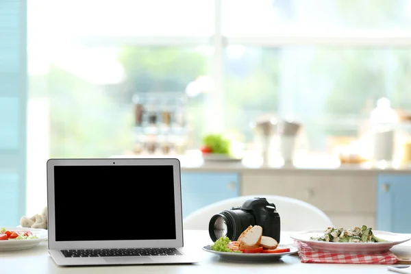 Laptop, sabroso plato y cámara — Foto de Stock