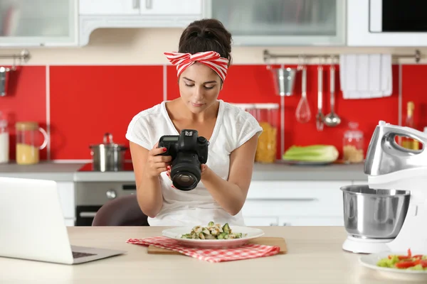 Menina fotografar na cozinha — Fotografia de Stock