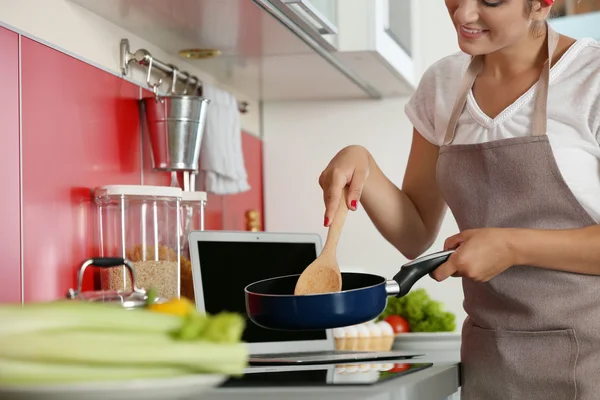 Девушка приготовление пищи на кухне — стоковое фото
