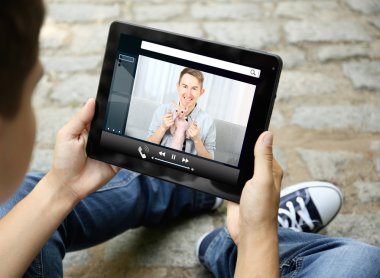 Video görüşmesi ve sohbet kavramı. Modern iletişim teknolojisi. Adam video konferans Tablet.