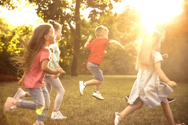 Gruppe Spielerischer Kinder Park — Stockfoto