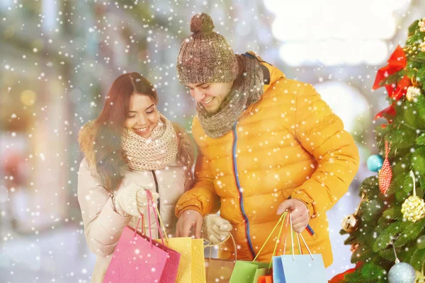 Hermosa pareja con bolsas de colores —  Fotos de Stock