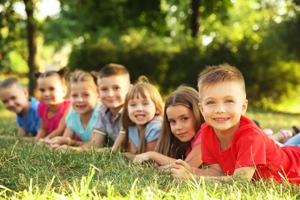 Bambini Felici Sdraiati Sull Erba Nel Parco — Foto Stock