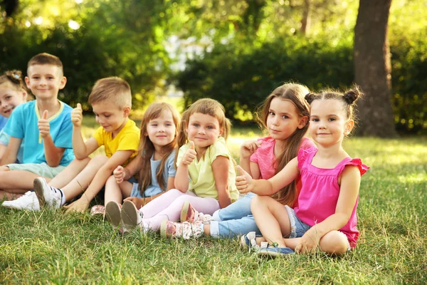 Enfants Heureux Assis Sur Herbe Dans Parc — Photo