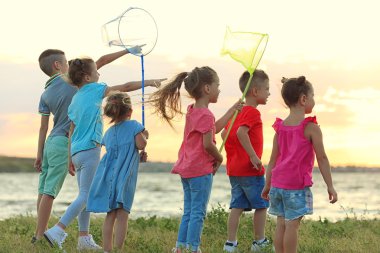 gelukkige jonge geitjes spelen op strand