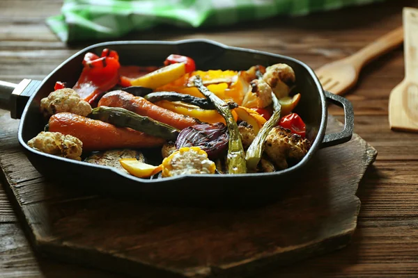 Gegrilltes Gemüse in der Pfanne, Nahaufnahme — Stockfoto