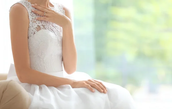 Mariée en belle robe de mariée — Photo