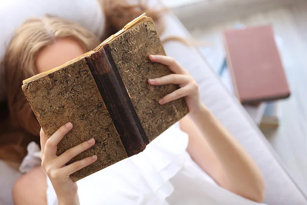 Frau liest altes Buch — Stockfoto