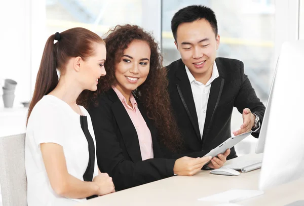 Persone che lavorano in ufficio — Foto Stock