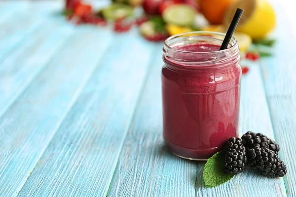 Verfrissende fruit smoothie op tafel — Stockfoto