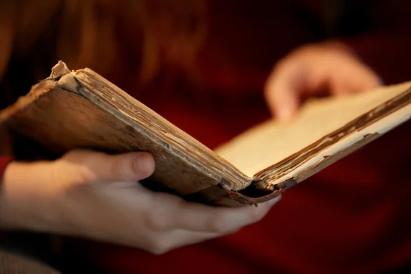 Frau liest Buch — Stockfoto