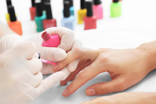 Vrouw een manicure krijgen — Stockfoto
