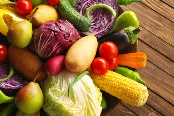 Légumes dans un bol en bois — Photo