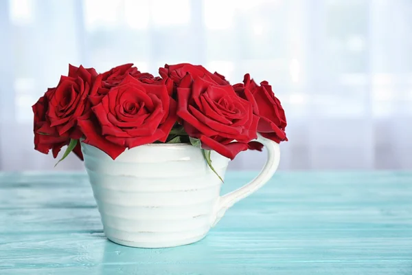 Schöne Rosen in der Vase — Stockfoto