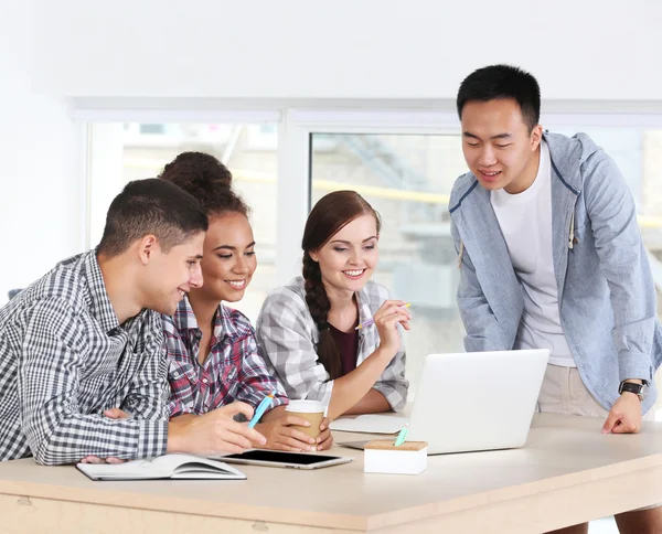 Mitarbeiter im Büro — Stockfoto